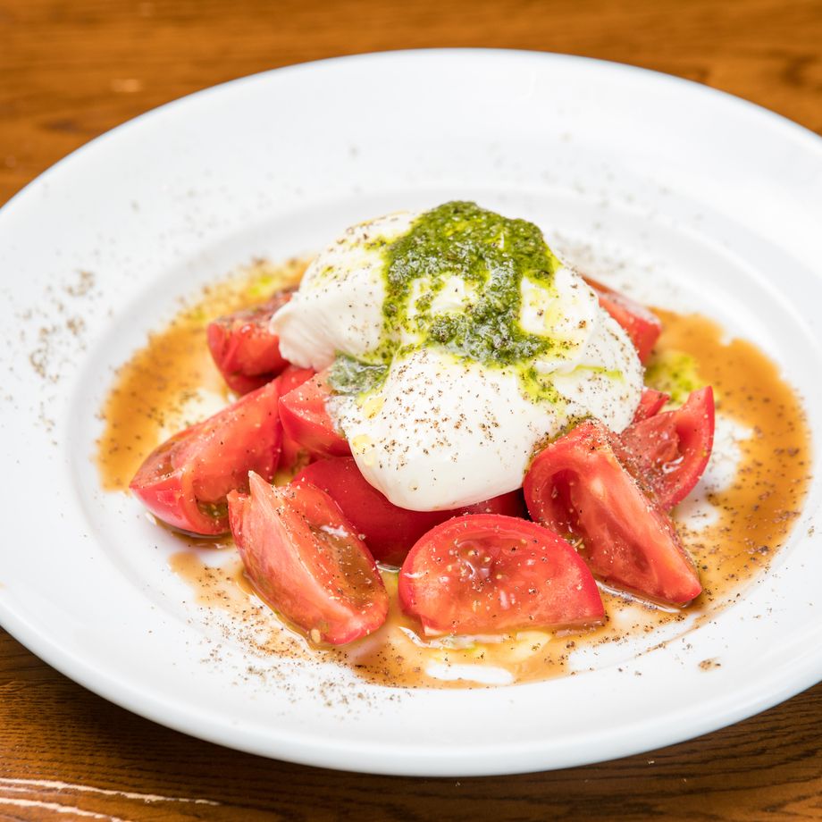 真っ赤な冷しトマトとなめらかクリームチーズのカプレーゼ ハチミツバルサミコソース（800円）