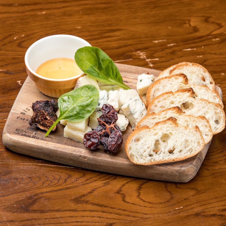 オススメ！チーズ盛り合わせ（600円〜）