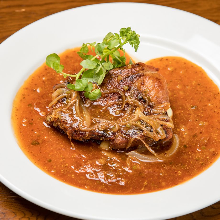 香ばしく焼いた若鶏のもも肉の低温調理したコンフィ 粒マスタードソース（950円）