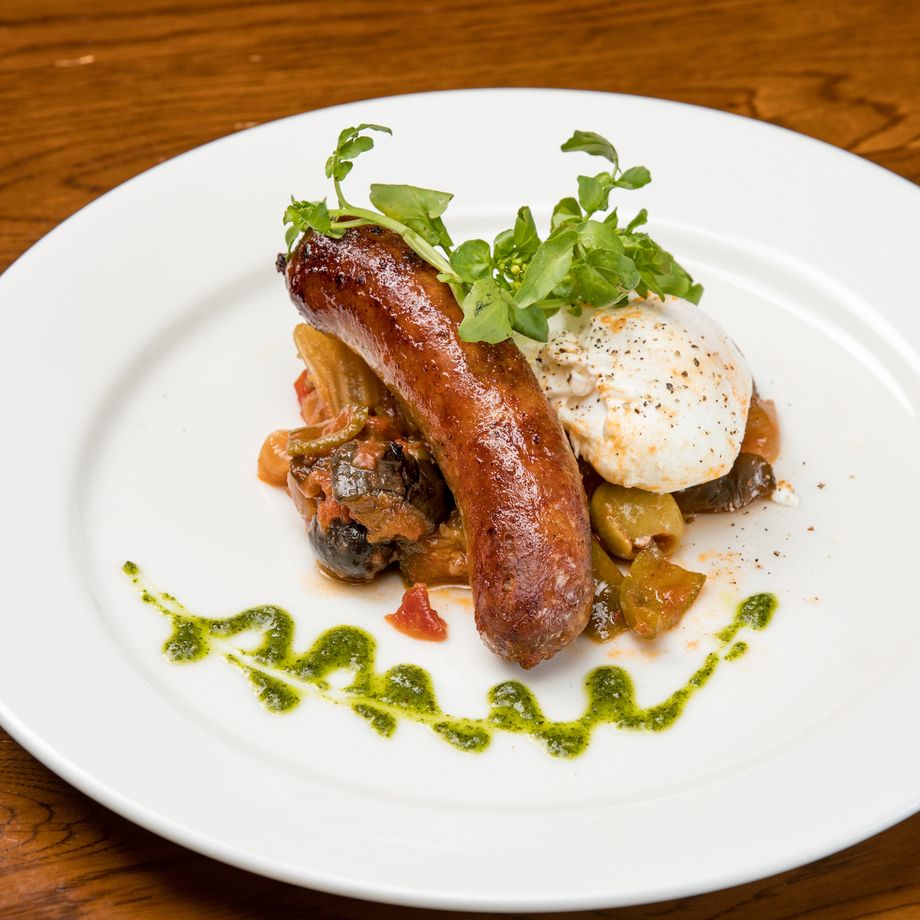ソーセージグリルとポーチドエッグ、野菜のトマト煮添え フレッシュバジルソース（900円）