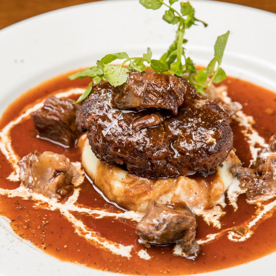 国産和牛を使ったハンバーグ 牛スジ肉の煮込みソース 赤ワイン仕立て（1,500円）