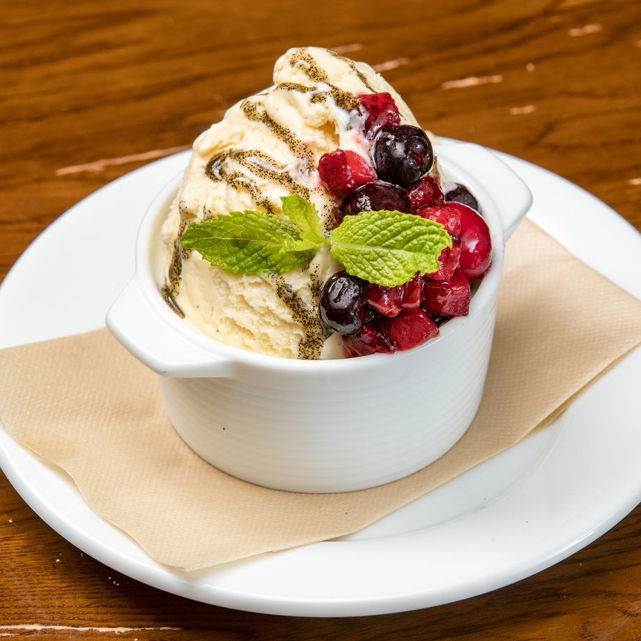 タスマニア産バニラ風味のアイスクリーム 森の果実のベリーソース（300円）