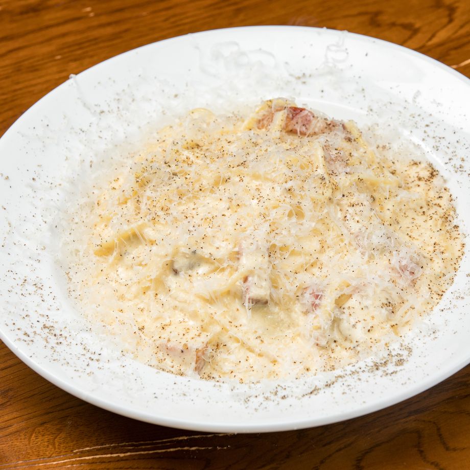 厚切りベーコンの濃厚なトリュフカルボナーラ（900円）