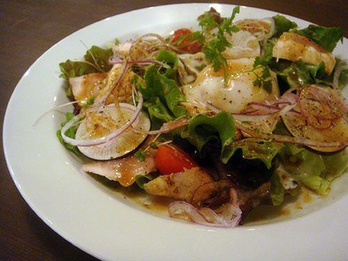 徳島産地鶏のたたきと半熟玉子　わさびヴィネグレット