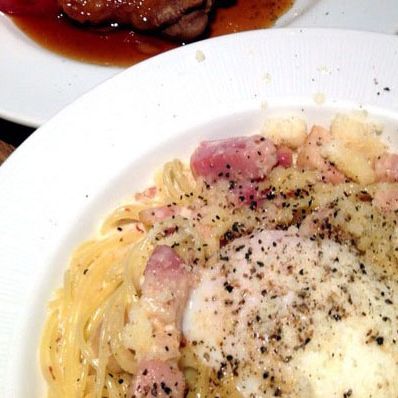 明太子とベーコンのカルボナーラ風　半熟玉子のせ