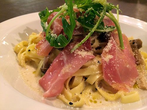 生ハム、キノコMIX、ルコラの胡麻クリーム　タリアテッレの生パスタ