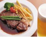牛サーロインのがっつりステーキとフレンチポテトフライ