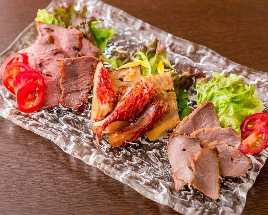 燻製の盛り合わせ（410円〜842円）