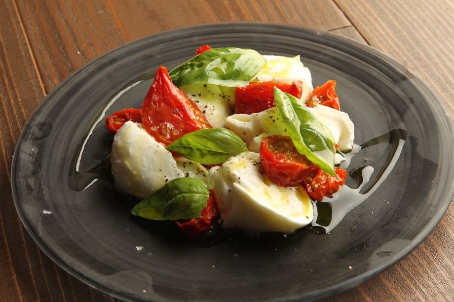 フルーツトマトのセミドライと水牛モッツァレラ