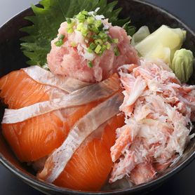 豪華三色丼 Fresh Salmon,crab & Toro Bowl