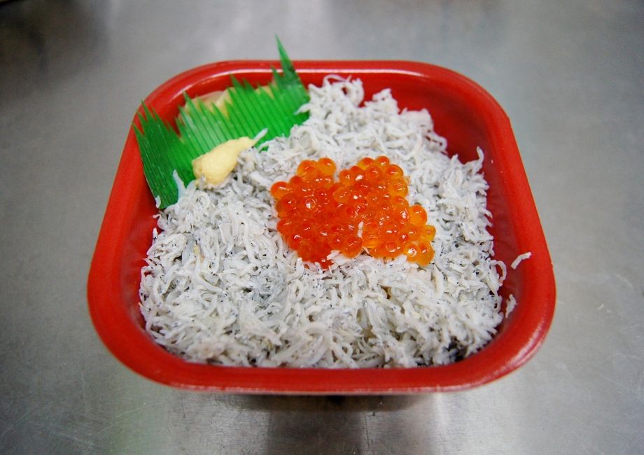 いくらシラス丼（540円～）