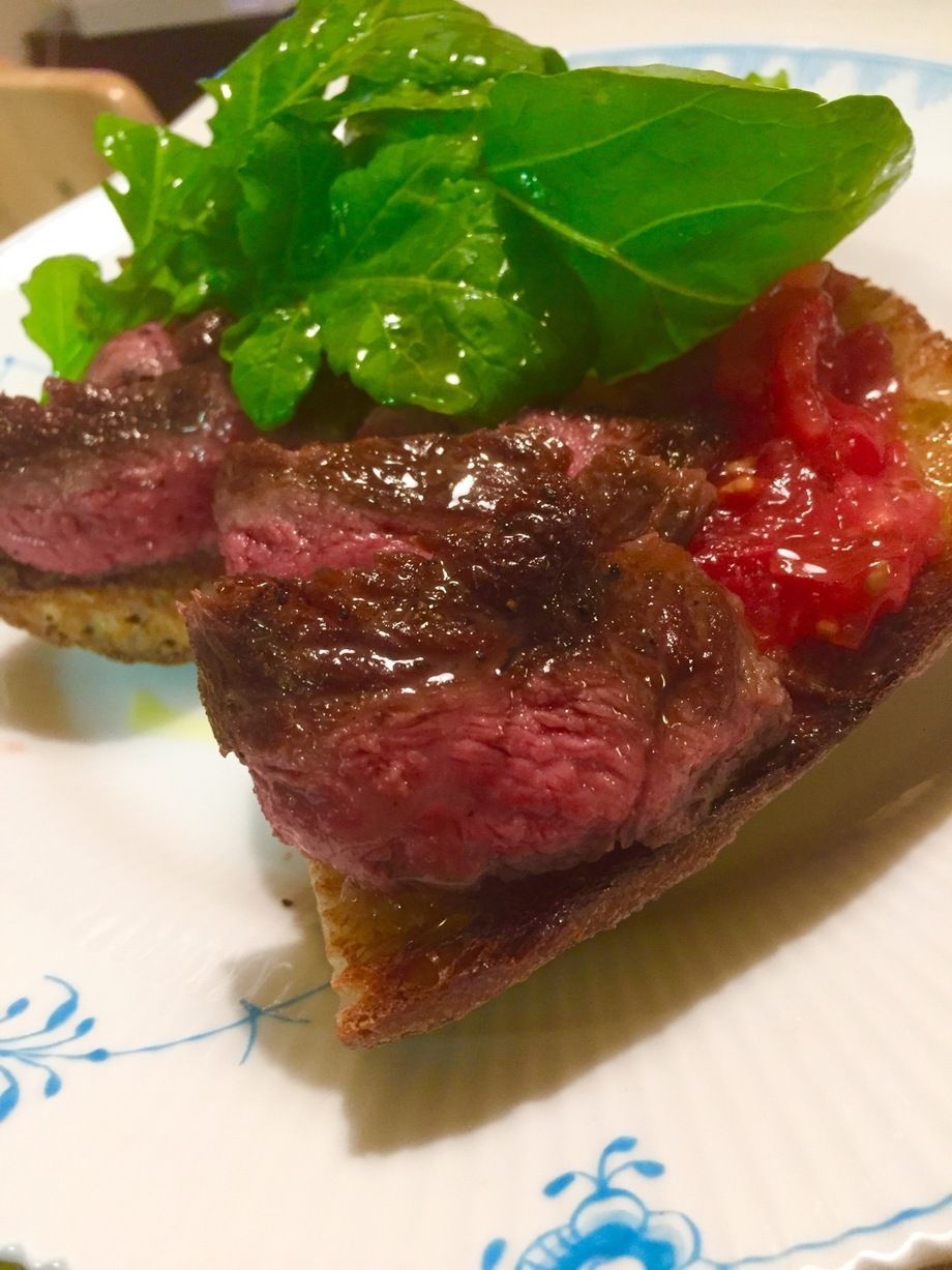 和牛のプランチャ　パン・コン・トマテ添え