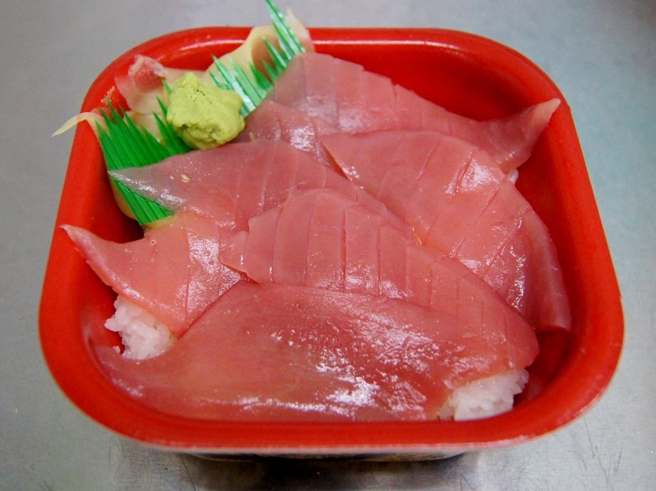 まぐろ丼（540円～）