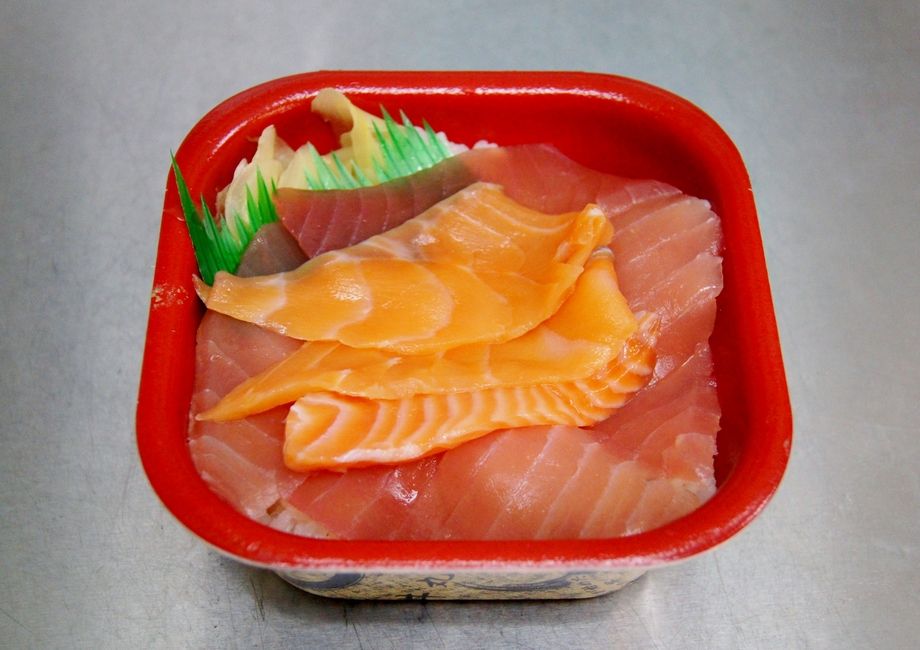 まぐろサーモン丼（540円～）