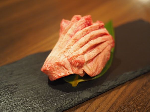 幻の厚切り特上牛タン（2,480円）