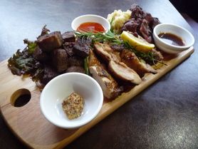 肉なしじゃ生きられない！肉バルのお肉堪能コース　平日3時間　金土祝前日2時間2,500円（税別）