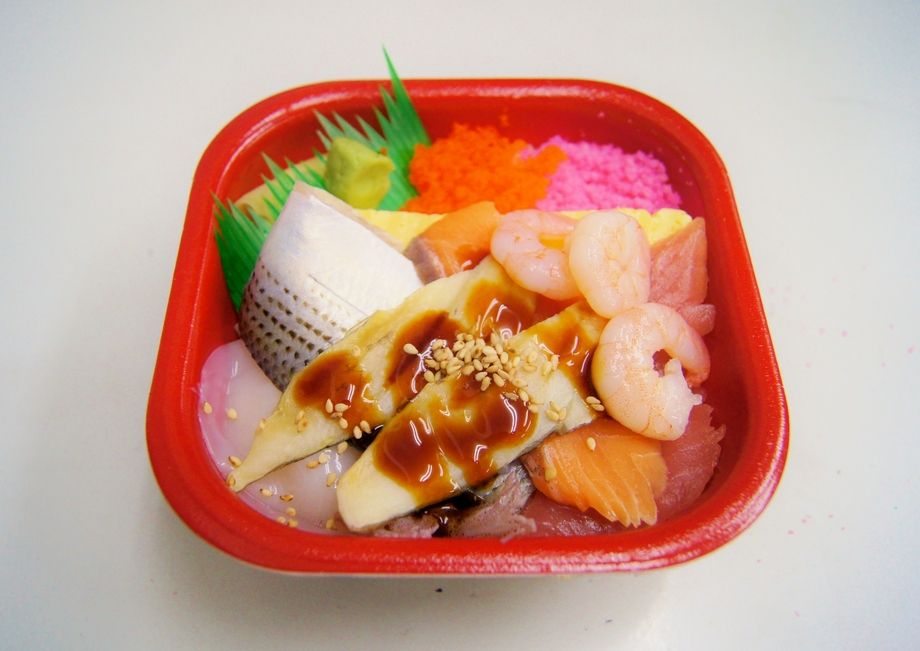 穴子ちらし丼（540円～）