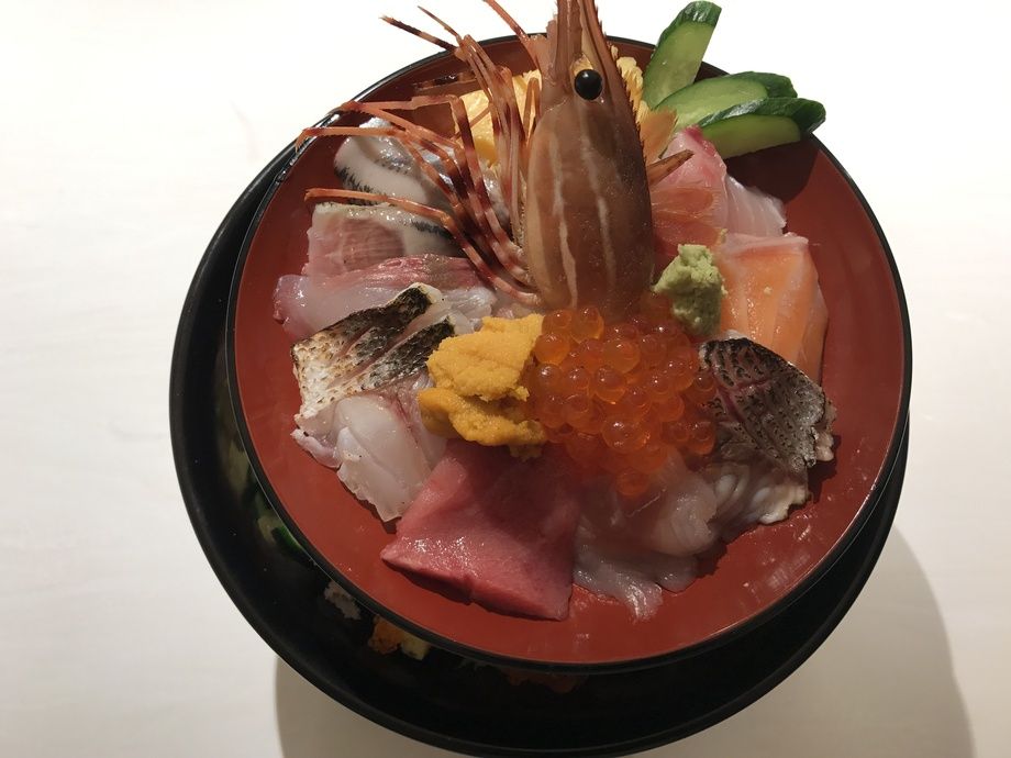  2段重ねの特選海鮮丼（2,314円）