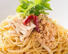 蒸し鶏と納豆・三つ葉のペペロンチーノ