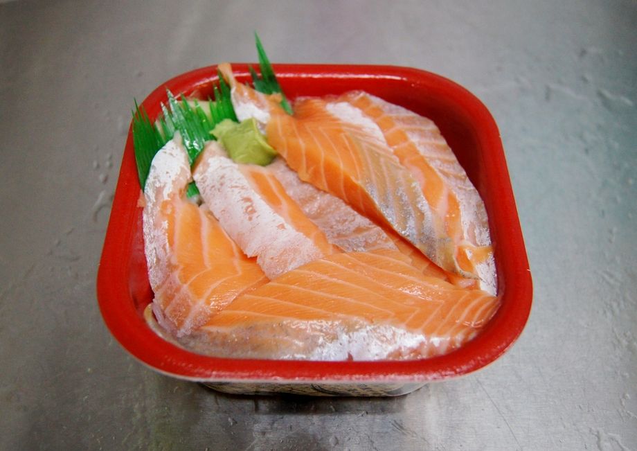 トロサーモン丼（540円～）