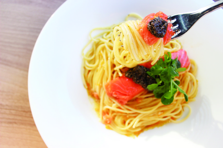 サーモントラウトのパスタ タプナード添え