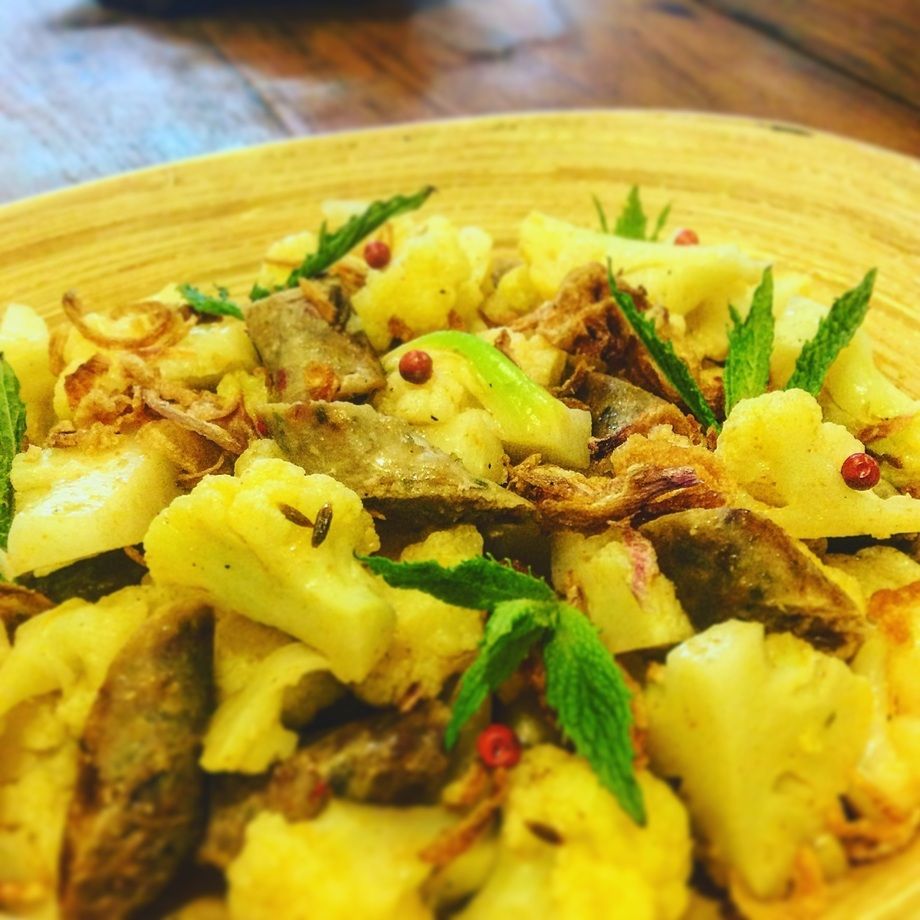 ヤムサイウア(自家製チェンマイ腸詰とカリフラワーのサラダ)（400円）