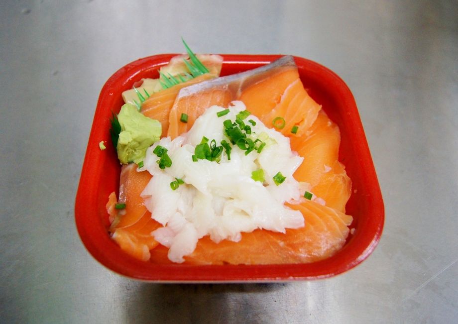サーモンえんがわ丼（540円～）
