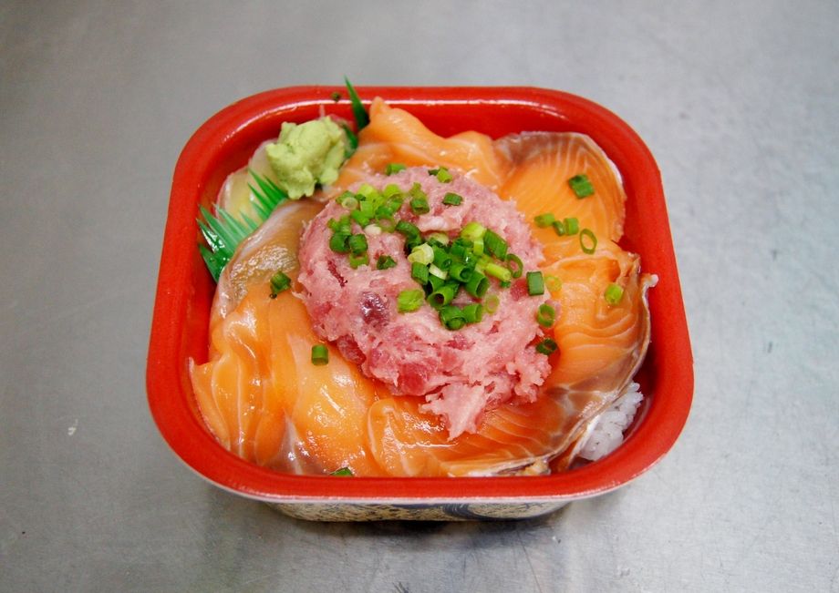 サーモンネギトロ丼（540円～）