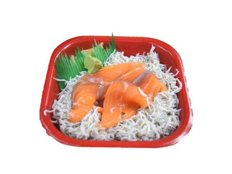 サーモンしらす丼（540円～）