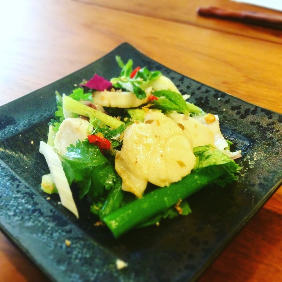 噴火湾産ホタテとアスパラガスのタイ式刺身（600円）