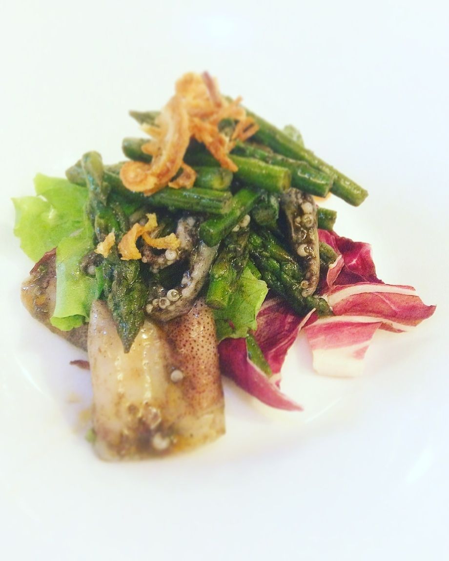 石狩産豆イカとアスパラガスをイカ墨のナンプリックで（600円）