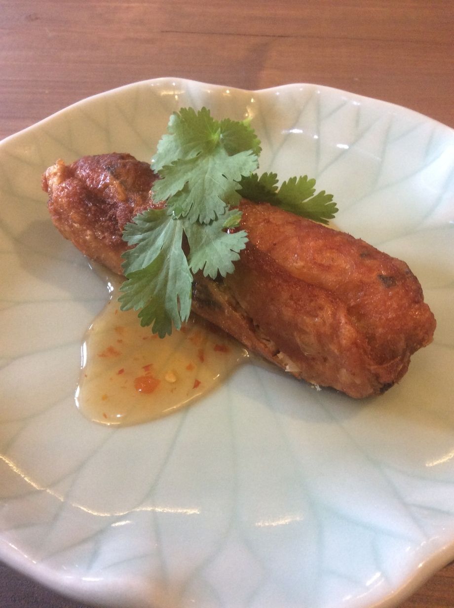 鶏皮で包んだタイ式餃子(ピークカイヤッサイ)（350円）