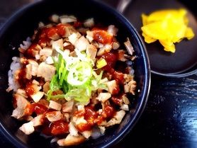 辛めし☆ホカホカごはんに、焼き豚を乗せ、美味しい辛味噌をかけました。