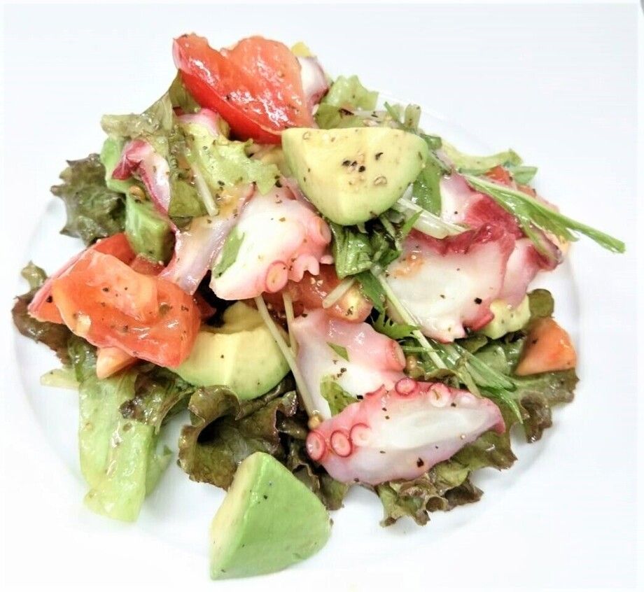 タコとトマトとアボカドのバジルカルパッチョサラダ