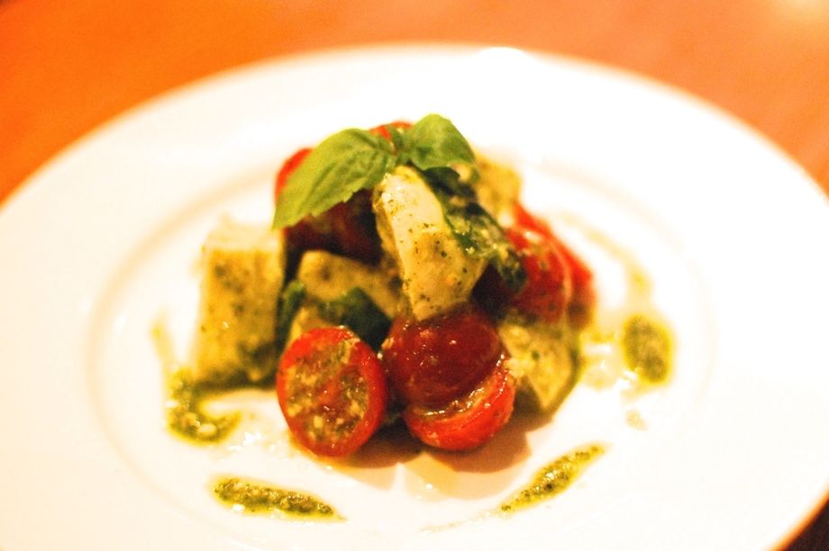 冷やしトマトとモッツァレラチーズのジェノバソース（¥490）