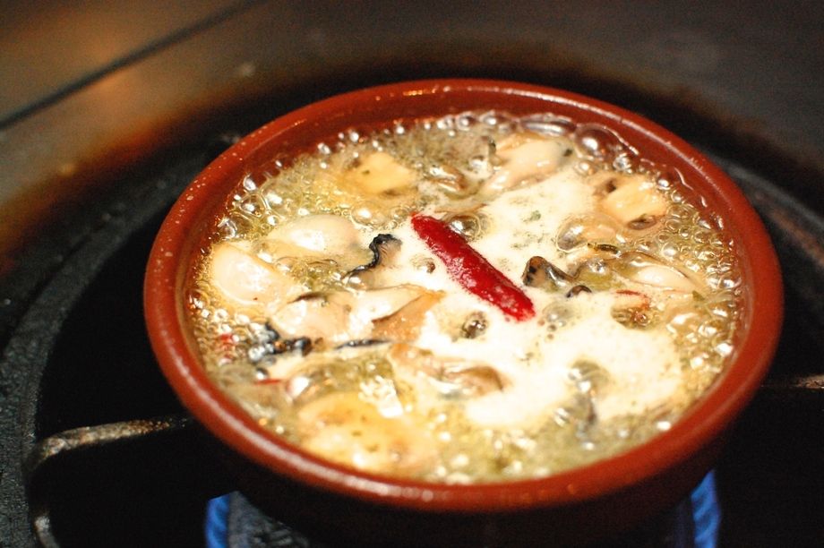 広島県よりカキのアヒージョ〜バゲット付き〜（¥690）