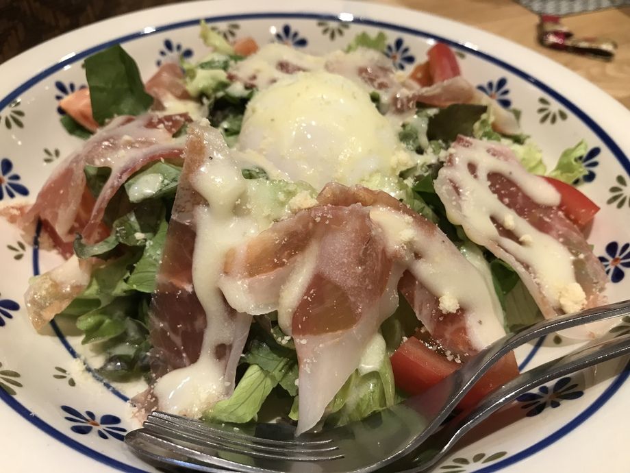 シーザー風　生ハムサラダ 温玉添え