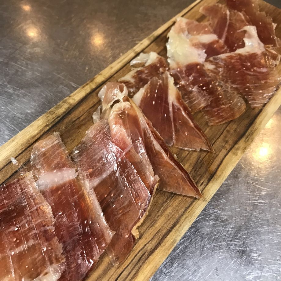 ハモンイベリコ（生ハム）
