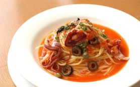 ヤリイカと黒オリーブの魚介だしトマトソース