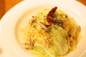 オイルサーディンと新鮮キャベツのペペロンチーノ〜香草パン粉で〜