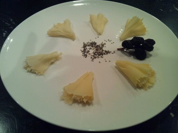 スイスチーズの高級品  テッド ドゥ モアンヌ    お客様の前でサーヴします。