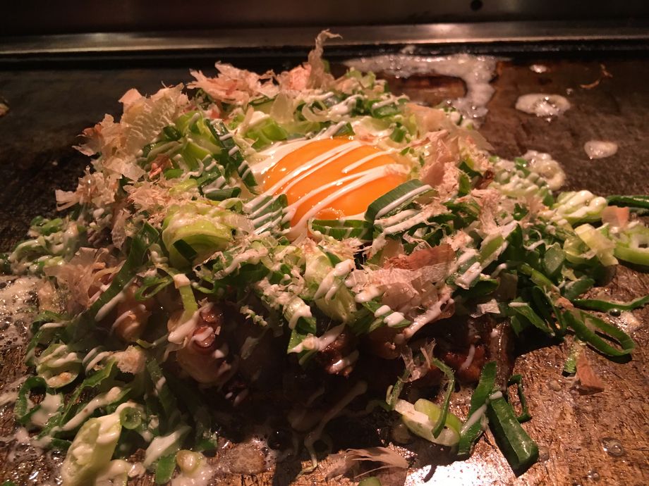 お好み焼きに色々トッピングできます（100〜）