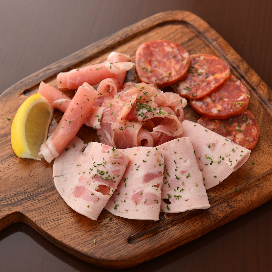 生ハムとサラミの盛り合わせ