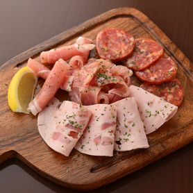 生ハムとサラミの盛り合わせ