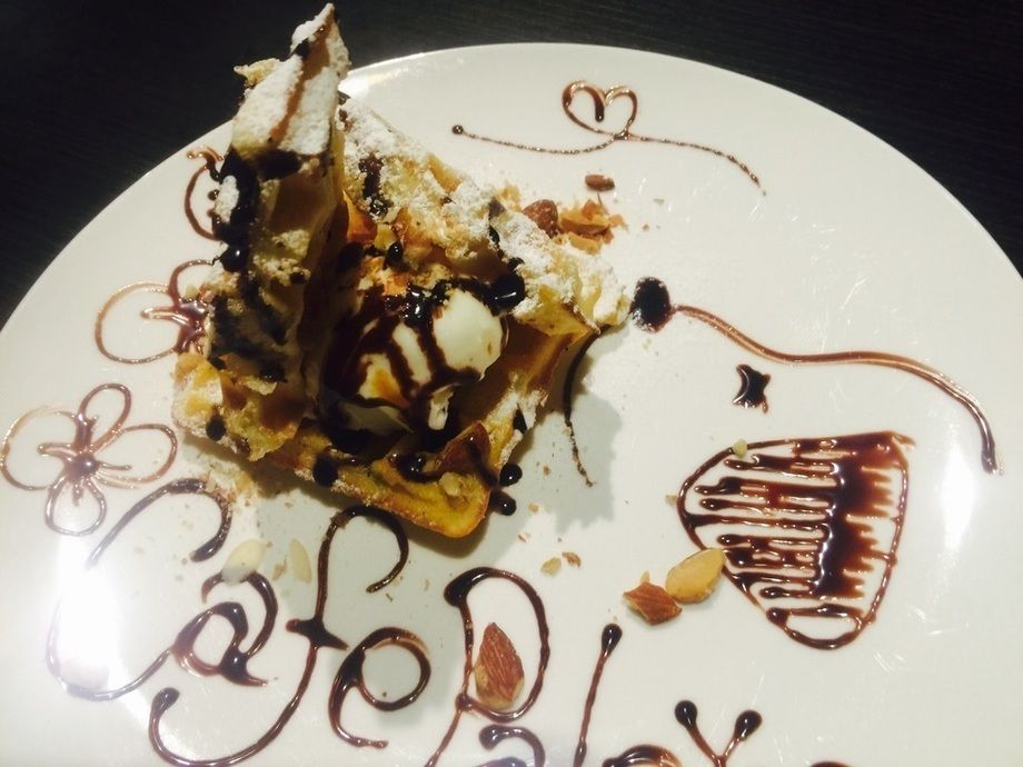 アーモンドとくるみのチョコソースワッフル