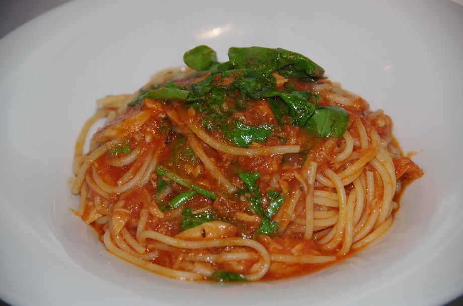 ツナとルッコラのトマトソース