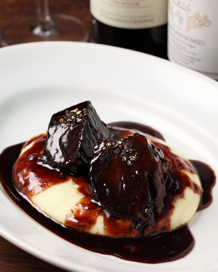 牛ほほ肉の赤ワイン煮込み