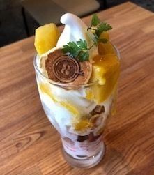 マンゴーのパフェ
