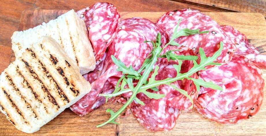 フェンネル香るトスカーナ産サラミ「フィノッキオーナ」とガーリックトースト「フェトゥンタ」