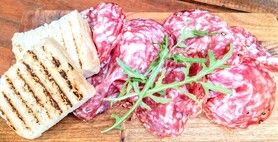 フェンネル香るトスカーナ産サラミ「フィノッキオーナ」とガーリックトースト「フェトゥンタ」